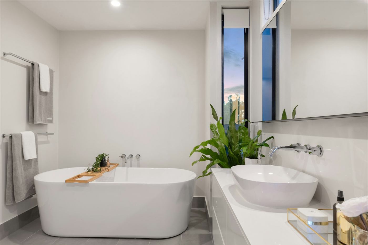 Baño reformado con bañera exenta y lavabo sobre encimera