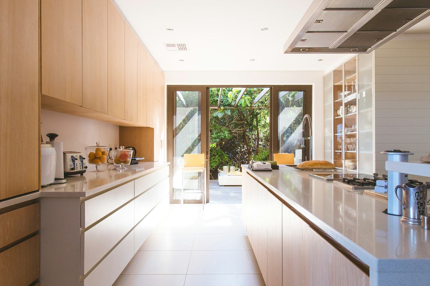 Cocina reformada con muebles a medida y encimera continua