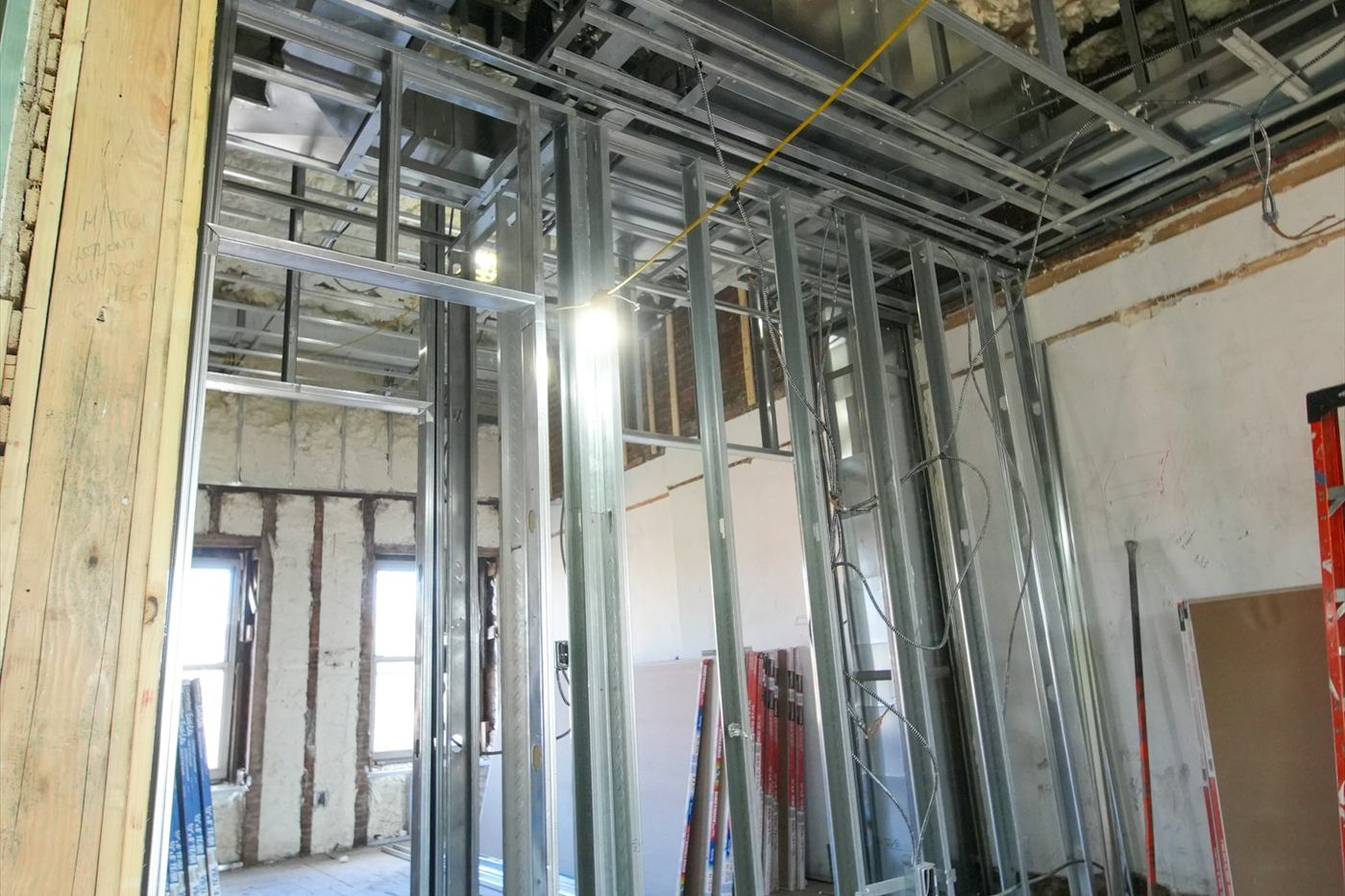 Montaje de tabique de pladur con estructura de acero galvanizado en una vivienda de Valencia